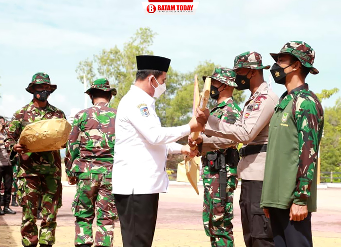 Gubernur Ansar saat memberi Apresiasi kepada TNI